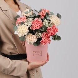 cvety v korobke diantusy s evkaliptom 4